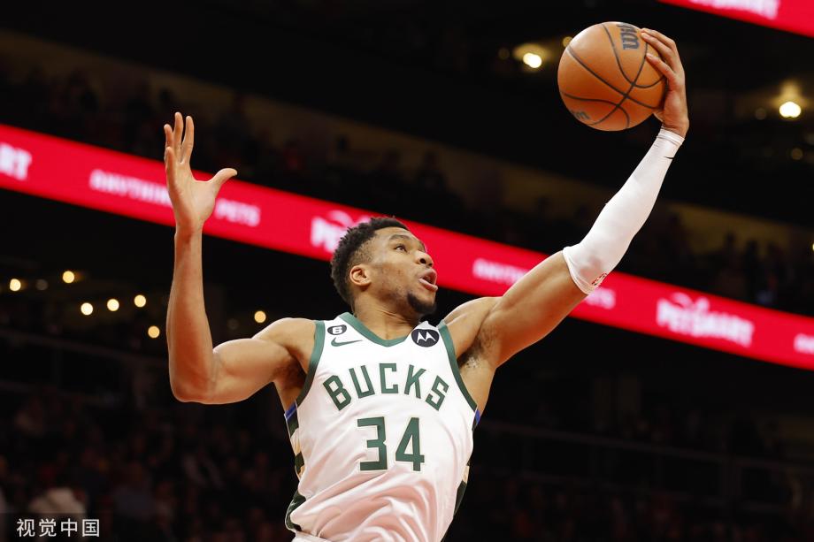 雄鹿力克老鹰，保持不败战绩