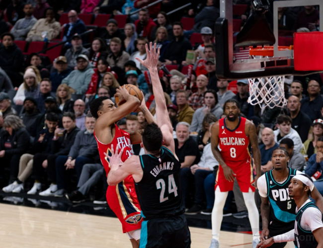 开拓者擒鹈鹕三连胜，列夫梅德贡献32分14篮板的简单介绍