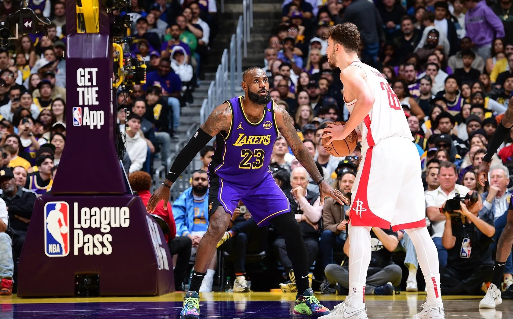 火箭击败湖人，终结多场连败