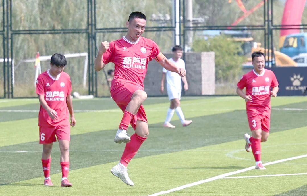 关于精彩足球比赛精彩纷呈，球员们技术高超展现实力的信息