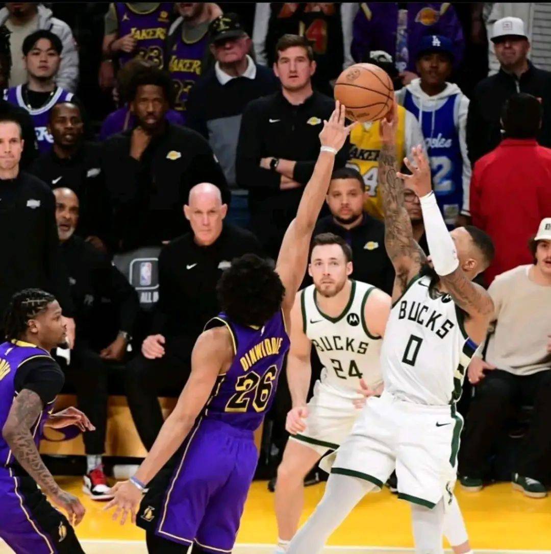 雄鹿击败湖人，继续保持不败